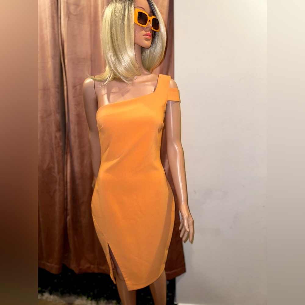 Dress+FREE matching sunglasses‼️😎
One shoulder asymmetrical dress with back zip